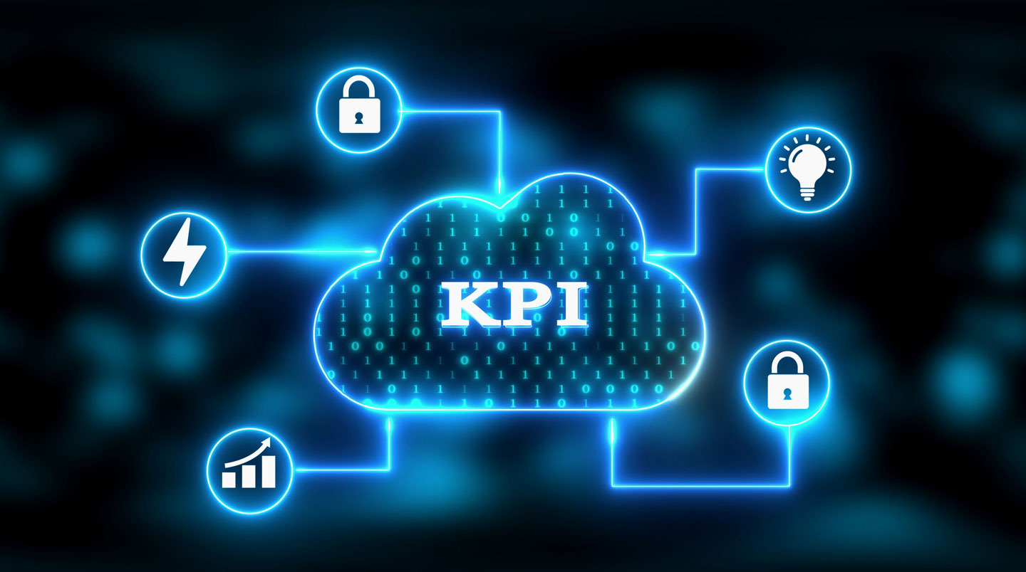 Responsable IT analysant des dashboards de performance cloud sur plusieurs écrans dans un bureau moderne